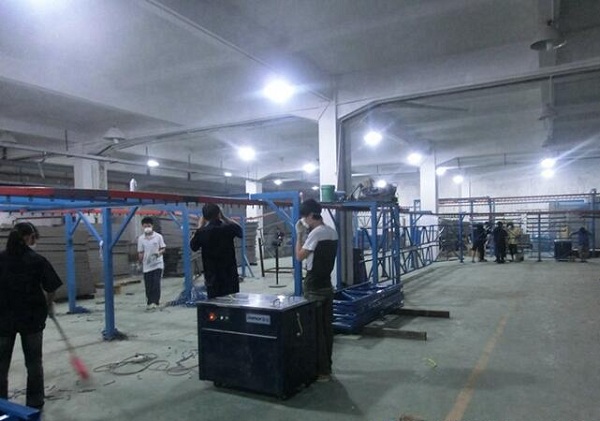 建德倉庫貨架靜電噴涂現(xiàn)場